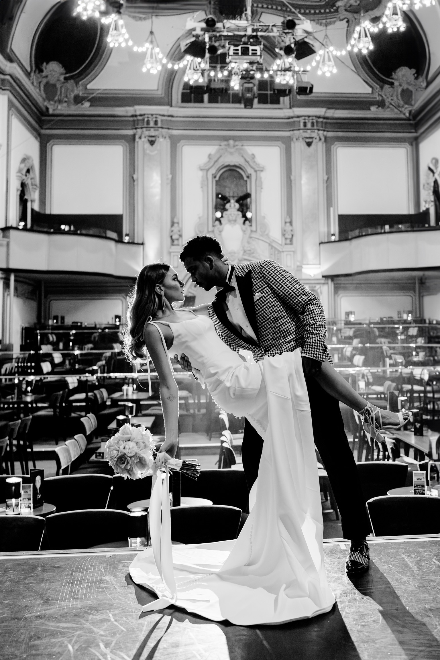 Black Tie Smoking in Schwarz mit Fliege - formeller Hochzeitsanzug für elegante Events