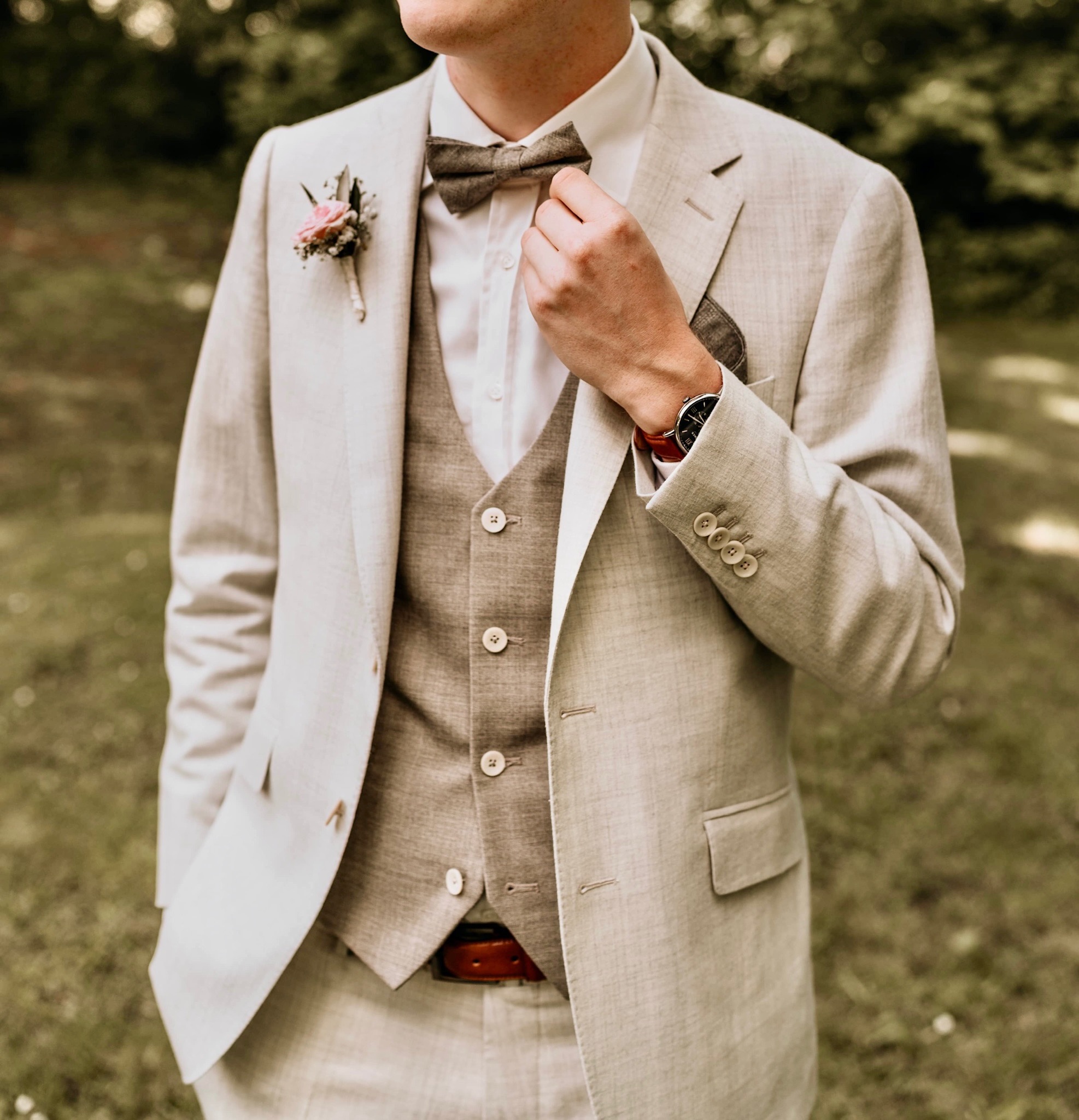 Boho Hochzeitsanzug in heller Leinenoptik mit Hosenträgern für natürliche Hochzeit