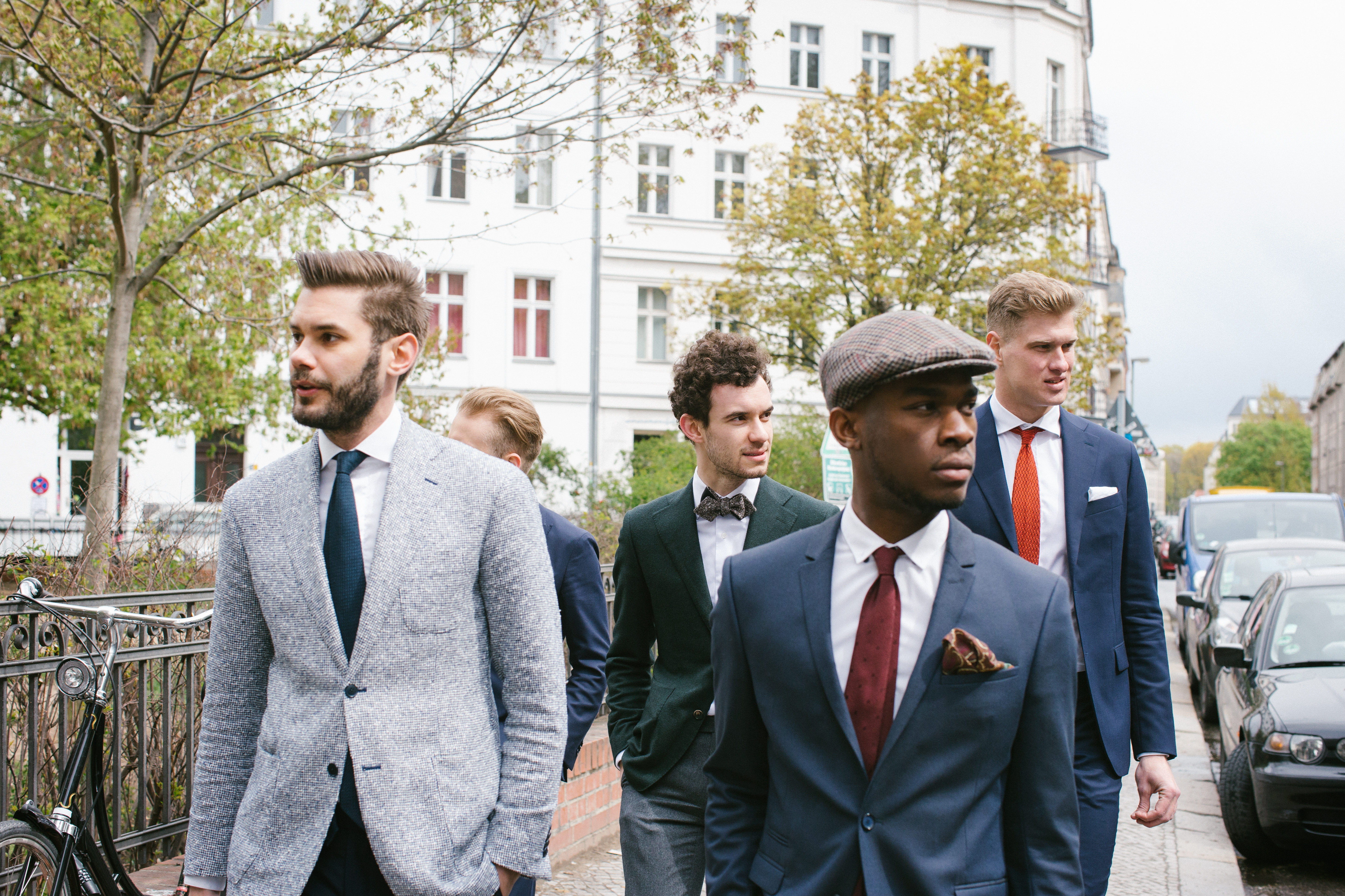 Moderner Hochzeitsanzug in Anthrazit mit Weste für urbane Hochzeiten